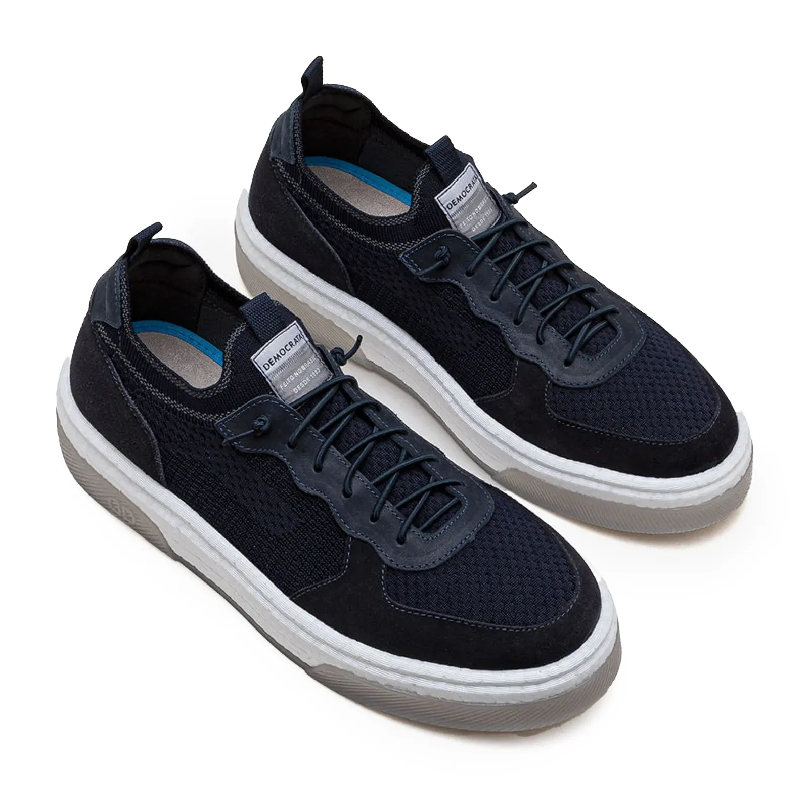 Tênis casual masculino Democrata modelo 623102-001 na cor marinho visto de lado mostrando detalhes do mesh e solado branco